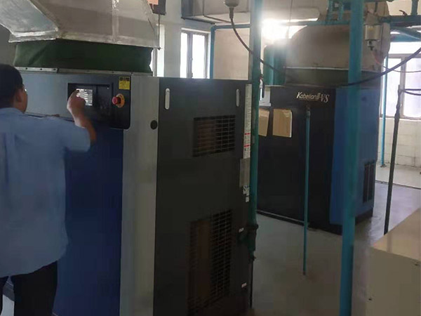 螺桿空壓機(jī)外表為什么會(huì)有潤(rùn)滑油